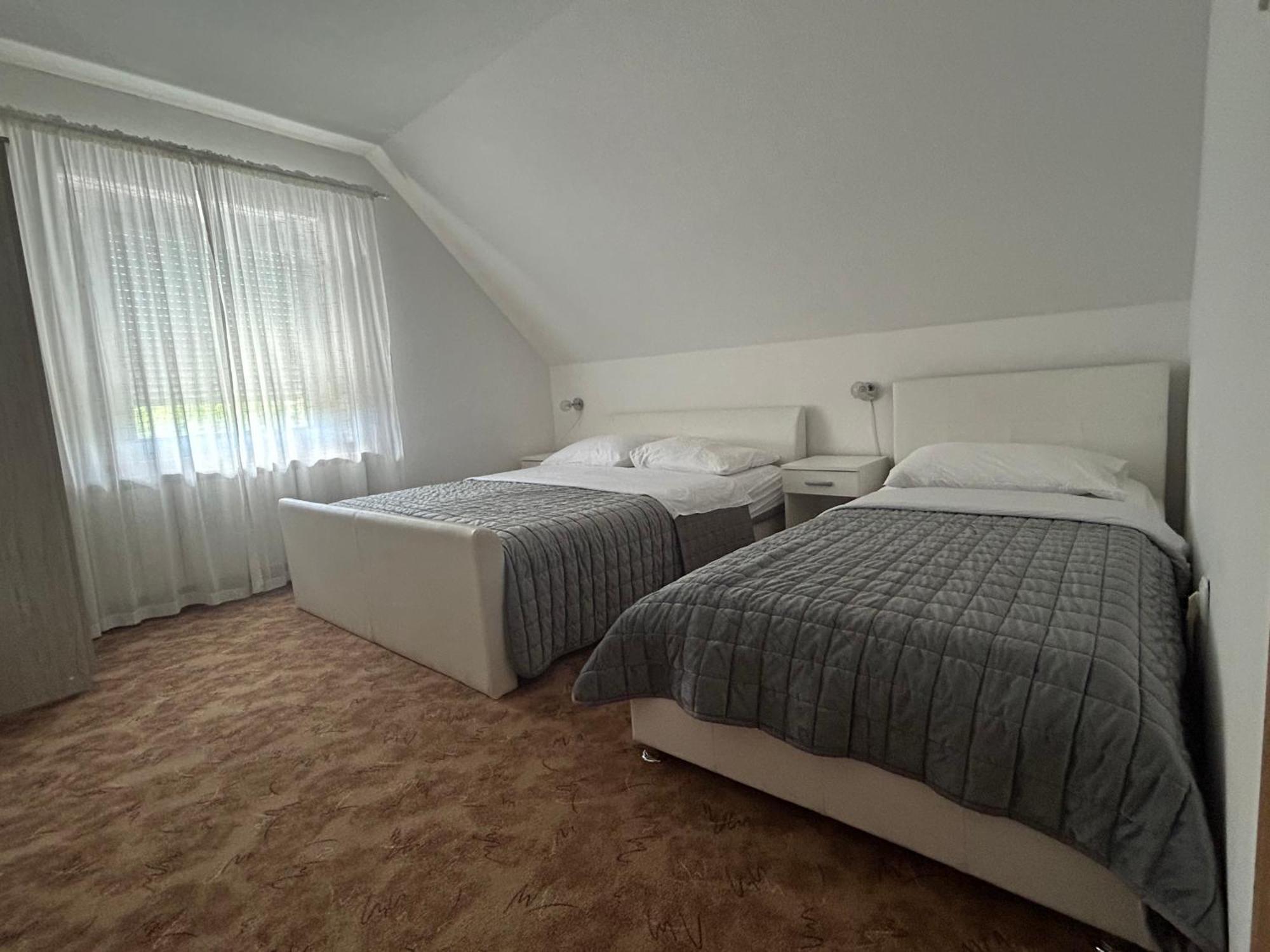 Apartments And Rooms Krizmanic Смолянац Екстериор снимка