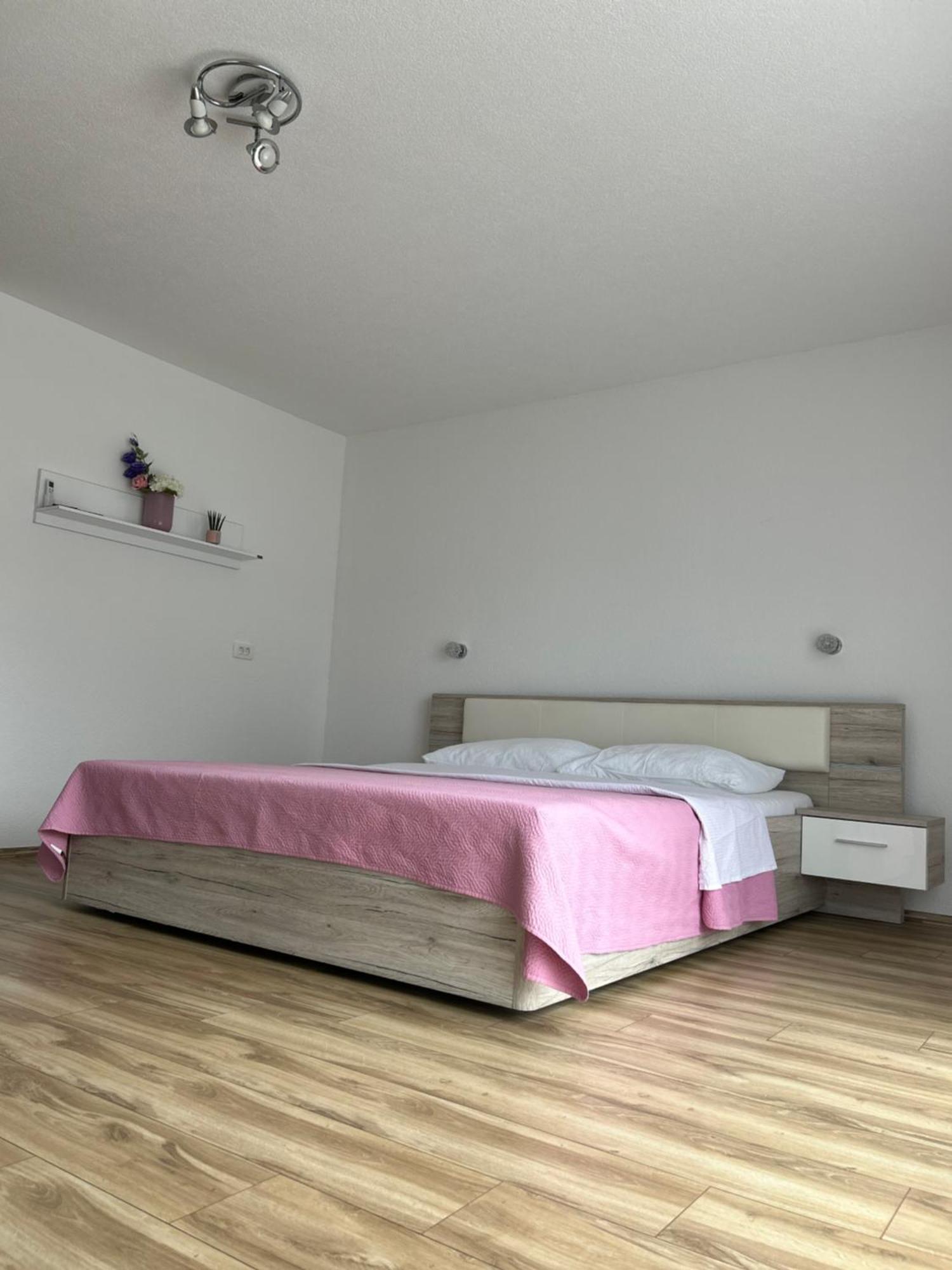 Apartments And Rooms Krizmanic Смолянац Екстериор снимка
