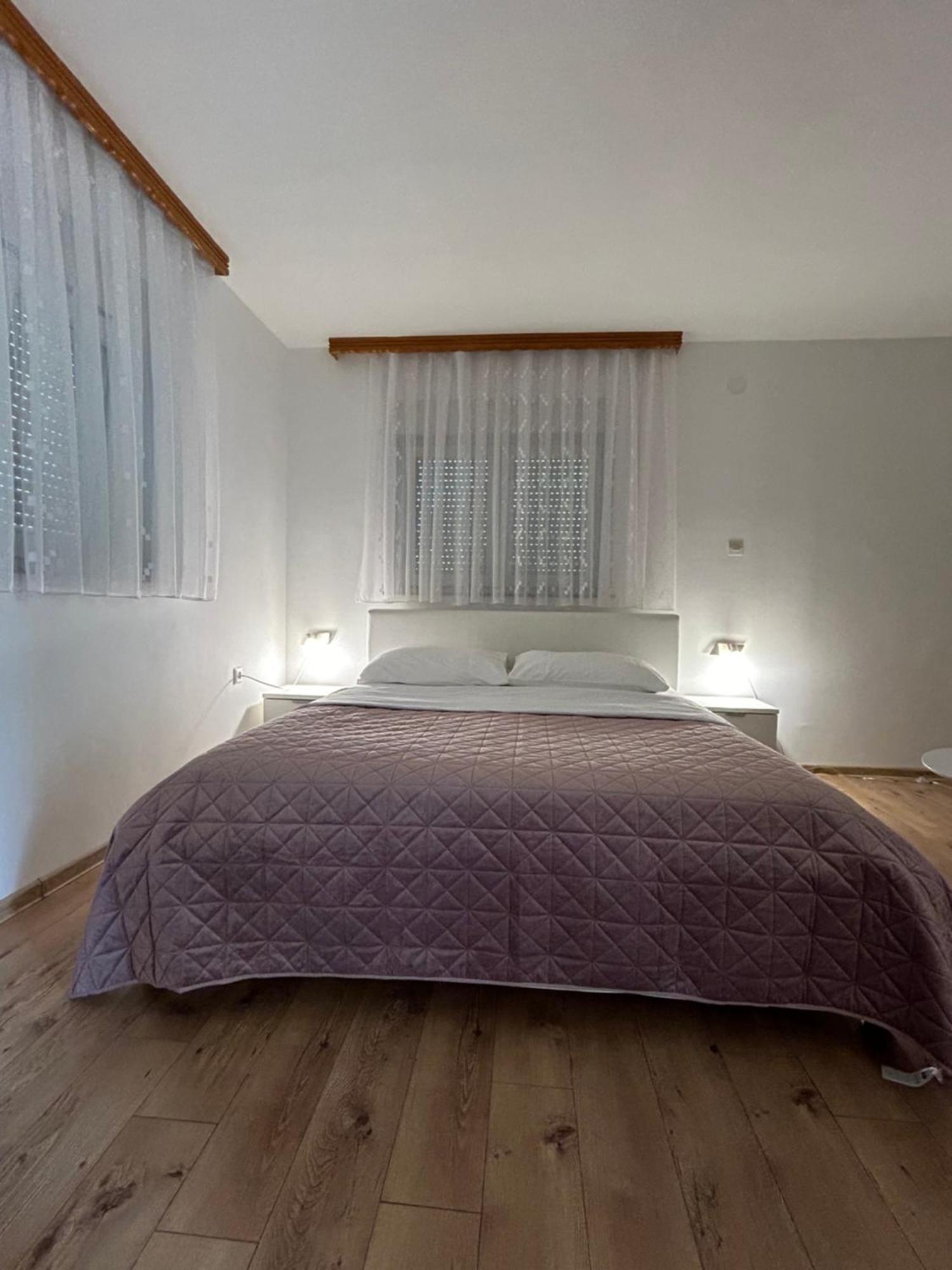 Apartments And Rooms Krizmanic Смолянац Екстериор снимка