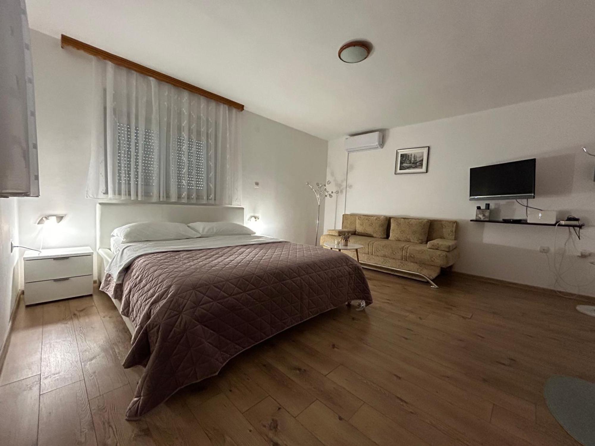 Apartments And Rooms Krizmanic Смолянац Екстериор снимка