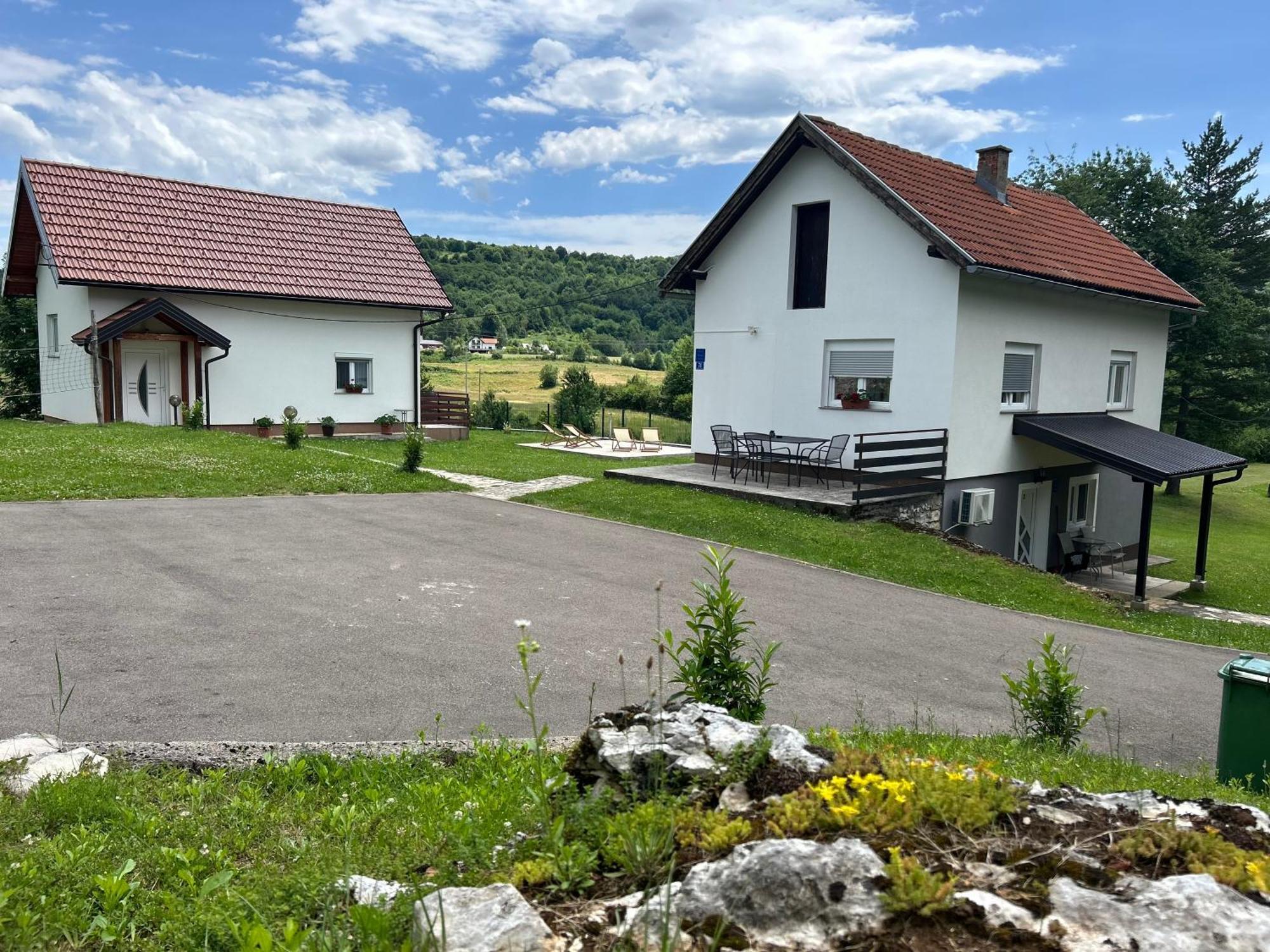 Apartments And Rooms Krizmanic Смолянац Екстериор снимка