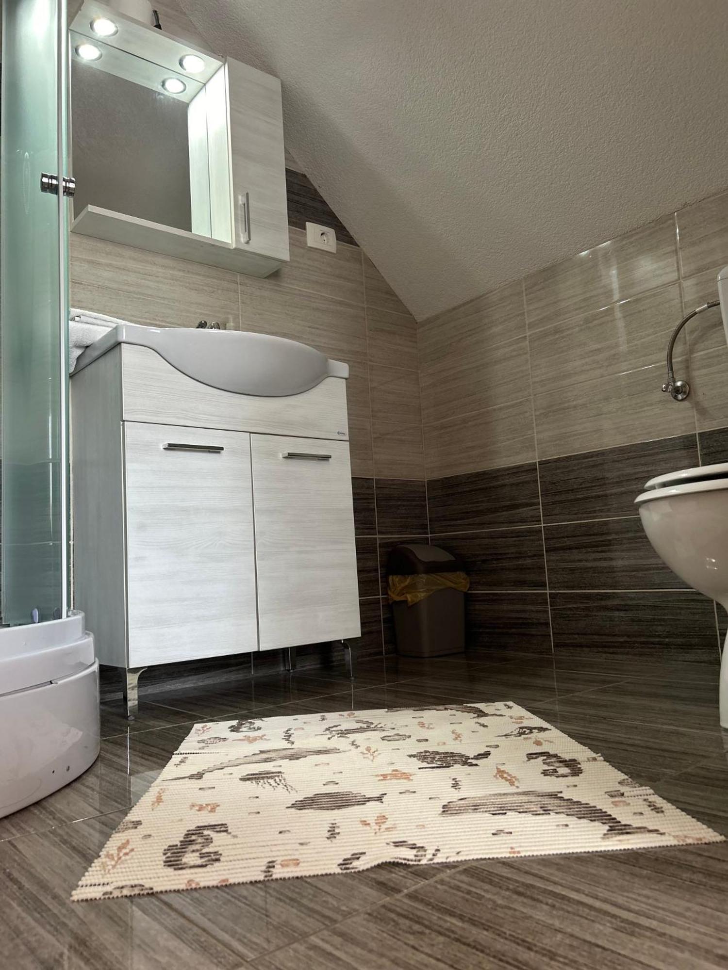 Apartments And Rooms Krizmanic Смолянац Екстериор снимка