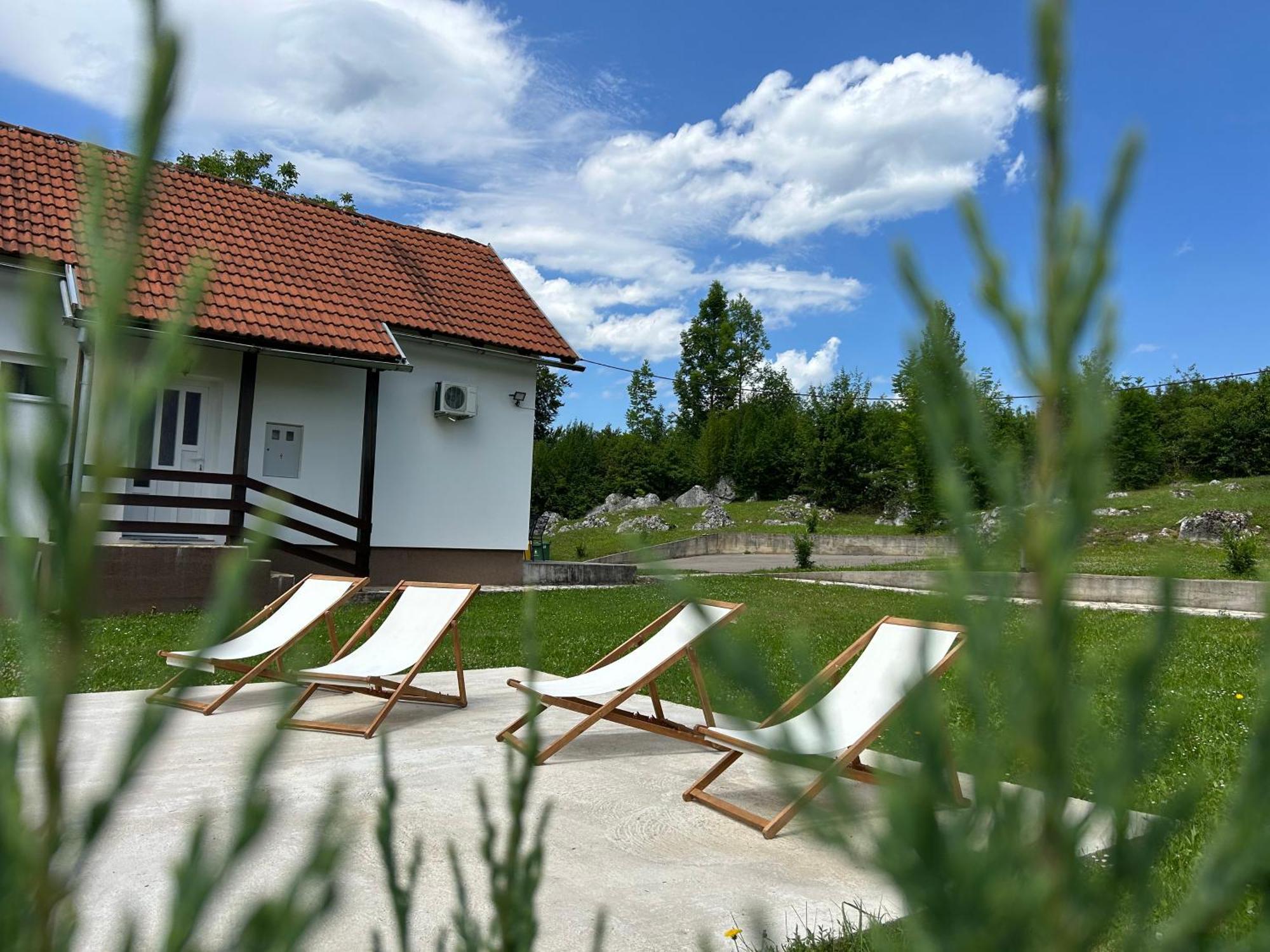 Apartments And Rooms Krizmanic Смолянац Екстериор снимка