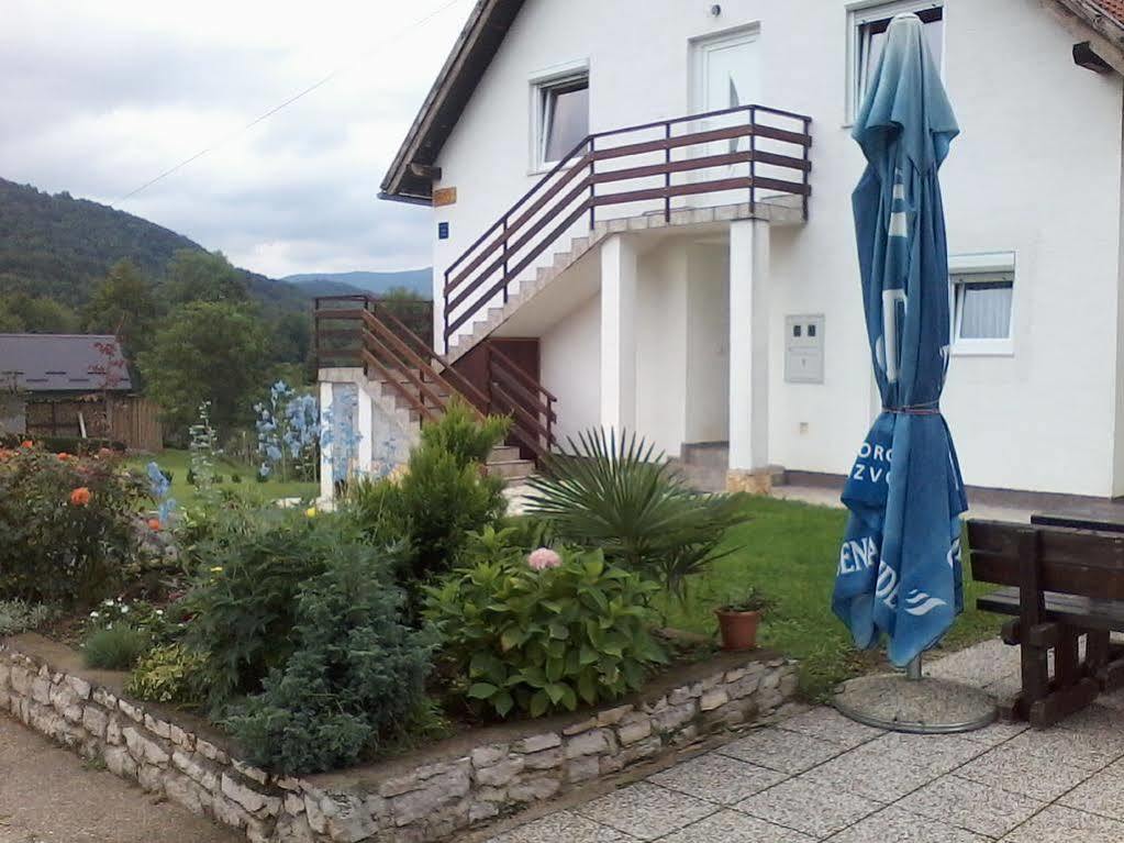 Apartments And Rooms Krizmanic Смолянац Екстериор снимка