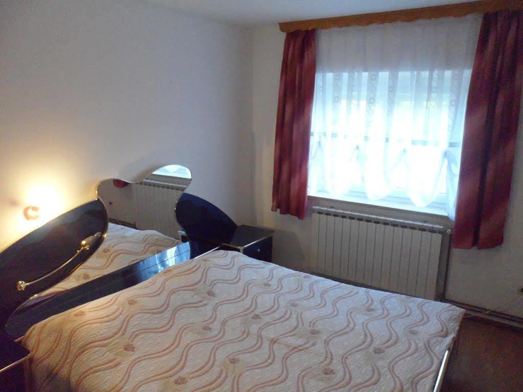 Apartments And Rooms Krizmanic Смолянац Екстериор снимка