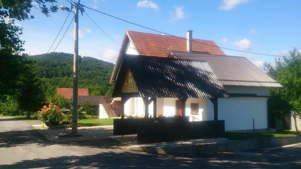 Apartments And Rooms Krizmanic Смолянац Екстериор снимка