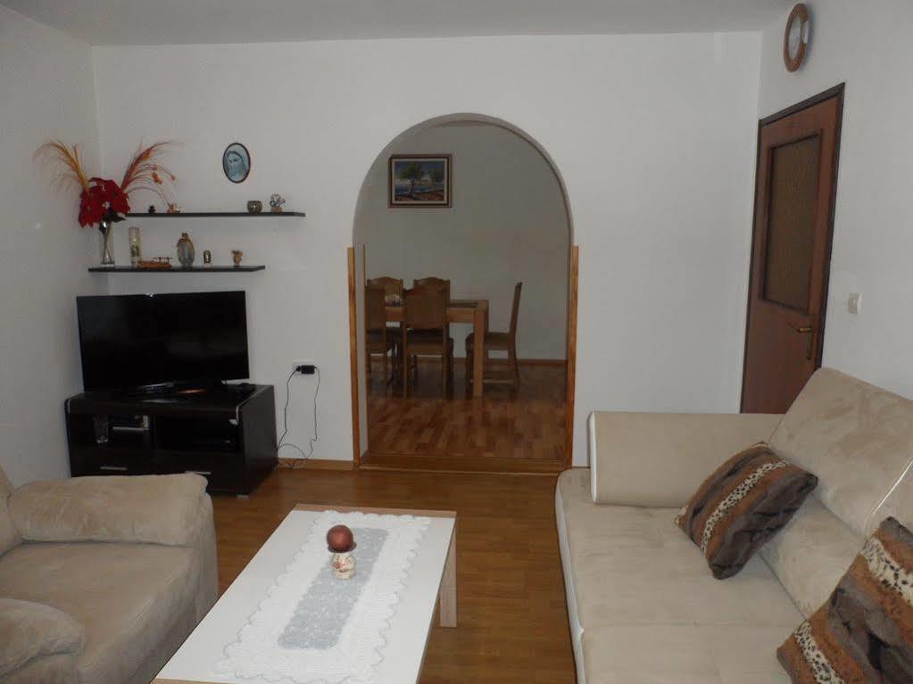 Apartments And Rooms Krizmanic Смолянац Екстериор снимка